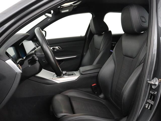BMW 3-SERIE 320i Executive Edition | Sport Line | Trekhaak | Harman/Kardon | Sfeerverlichting | Carplay | Half leder | Live Cockpit | Parkeerhulp | Navigatie | Climate control | Full LED | Bluetooth | Cruise control