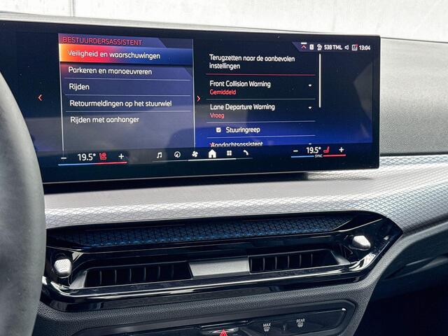 BMW 3-SERIE Sedan 318i | Comfort Pack | M Sport | Trekhaak | Harman Kardon |