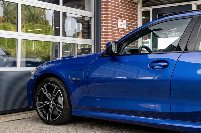 BMW 3-SERIE 330 330e Touring M Sport | Panorama | Head-Up | Laser | ACC | Memory | Stoel/Stuurverw. |