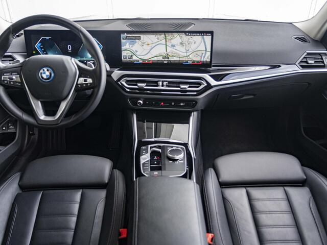BMW 3-SERIE Touring 320e | Entertainment Pack | Comfort Pack | 17 inch | Comfort Access | Elektrisch verstelbare stoelen | Sportstoelen | HiFi | Stoelverwarming