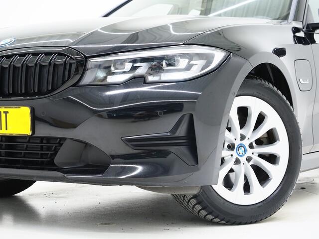 BMW 3-SERIE Touring 320e Shadow Line | Camera | Trekhaak | Leder/Stof | DAB | LED | Cruise | Carplay