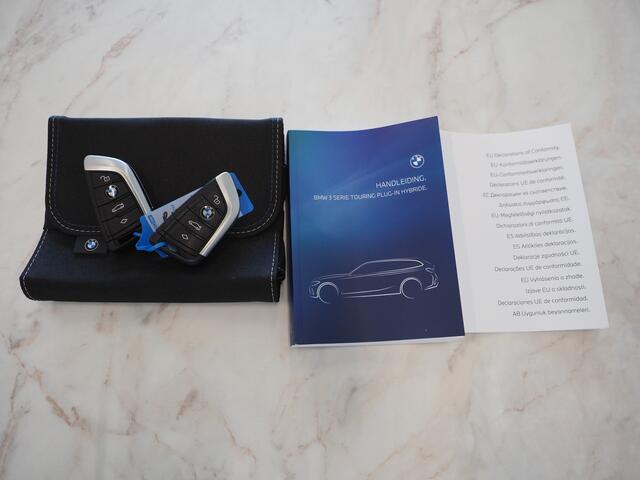 BMW 3-SERIE Touring 320e Shadow Line | Camera | Trekhaak | Leder/Stof | DAB | LED | Cruise | Carplay
