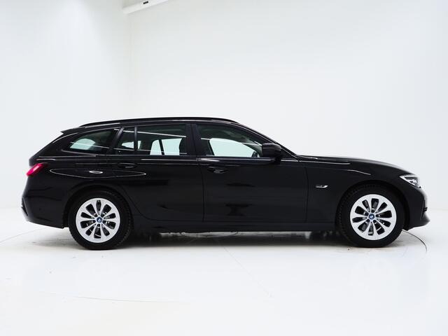BMW 3-SERIE Touring 320e Shadow Line | Camera | Trekhaak | Leder/Stof | DAB | LED | Cruise | Carplay