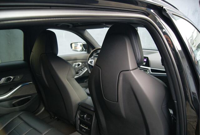 BMW 3-SERIE Touring 330e xDrive 292PK High Ex. M-Sport Schaalstoelen/Laser-led/Harman-Kardon/Memory/Soh97% Aut8
