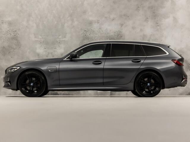 BMW 3-SERIE 320e Sport 204Pk Automaat (APPLE CARPLAY, GROOT NAVI, DEALER ONDERHOUDEN, BRUIN LEDER, GETINT GLAS, CAMERA, ELEK ACHTERKLEP, SPORTSTOELEN, STOELVERWARMING, TREKHAAK, ADAPTIVE CRUISE, NIEUWSTAAT)