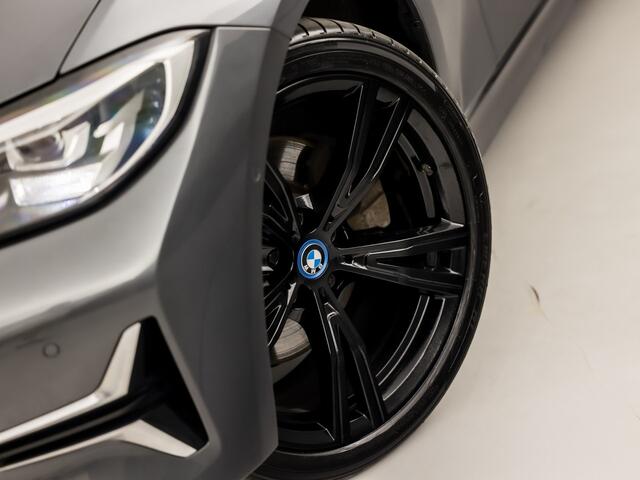 BMW 3-SERIE 320e Sport 204Pk Automaat (APPLE CARPLAY, GROOT NAVI, DEALER ONDERHOUDEN, BRUIN LEDER, GETINT GLAS, CAMERA, ELEK ACHTERKLEP, SPORTSTOELEN, STOELVERWARMING, TREKHAAK, ADAPTIVE CRUISE, NIEUWSTAAT)
