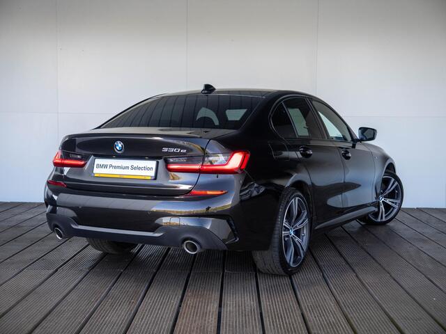 BMW 3-SERIE Sedan 330e | M Sportpakket | Comfort Access | Stoelverwarming | HiFi System | 19 inch | Elektrisch verstelbare stoelen