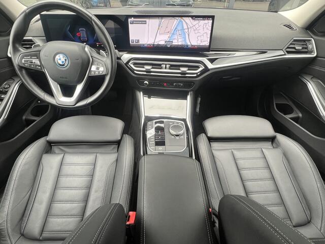 BMW 3-SERIE Touring 320e Trekhaak Leder Camera Live Cockpit Plus Widescreen Elektrische Sportstoelen Stoelverwarming Extra Getint Glas Shadow Line Hifi Apple Carplay Android Auto Plug In Hybride NL Auto 1e Eigenaar BTW