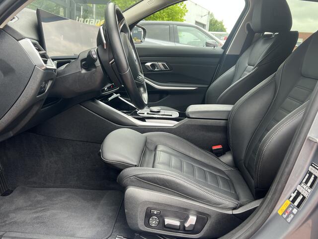 BMW 3-SERIE Touring 320e Trekhaak Leder Camera Live Cockpit Plus Widescreen Elektrische Sportstoelen Stoelverwarming Extra Getint Glas Shadow Line Hifi Apple Carplay Android Auto Plug In Hybride NL Auto 1e Eigenaar BTW