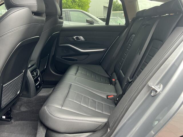 BMW 3-SERIE Touring 320e Trekhaak Leder Camera Live Cockpit Plus Widescreen Elektrische Sportstoelen Stoelverwarming Extra Getint Glas Shadow Line Hifi Apple Carplay Android Auto Plug In Hybride NL Auto 1e Eigenaar BTW