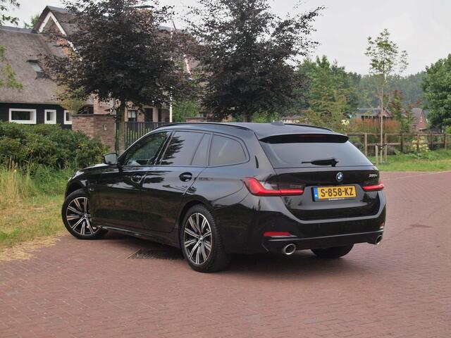 BMW 3-SERIE Touring 320e | Facelift | 19 Inch | Camera | Sfeerverlichting | Cruise Control | Leer | NL-Auto |