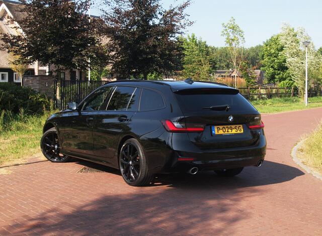 BMW 3-SERIE Touring 318i Business Edition | Black Optic | Apple Carplay | Sfeerverlichting | Parkeersensoren | NL-Auto |