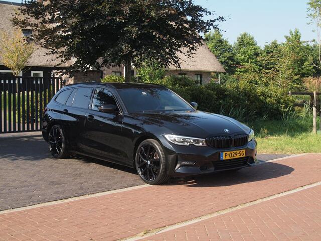 BMW 3-SERIE Touring 318i Business Edition | Black Optic | Apple Carplay | Sfeerverlichting | Parkeersensoren | NL-Auto |