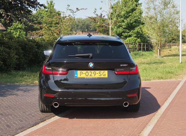 BMW 3-SERIE Touring 318i Business Edition | Black Optic | Apple Carplay | Sfeerverlichting | Parkeersensoren | NL-Auto |