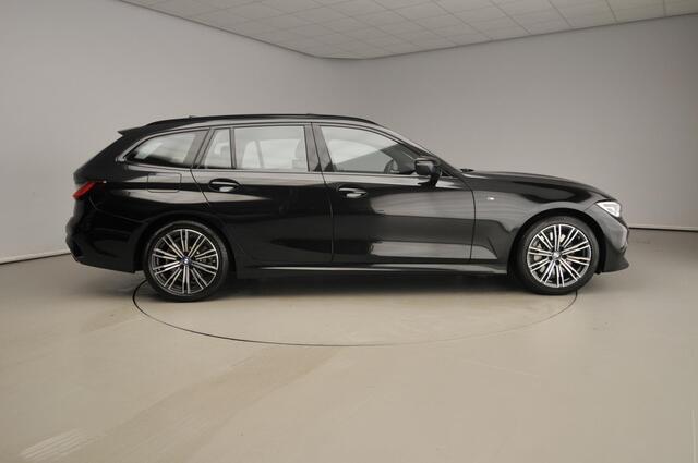 BMW 3-SERIE Touring 330i xDrive | M-Sportpakket | LED | Leder | Navigatie | Active cruise | Panoramadak | Trekhaak | DAB | Hifi speakers | Alu 18 inch
