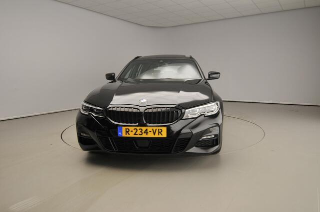 BMW 3-SERIE Touring 330i xDrive | M-Sportpakket | LED | Leder | Navigatie | Active cruise | Panoramadak | Trekhaak | DAB | Hifi speakers | Alu 18 inch