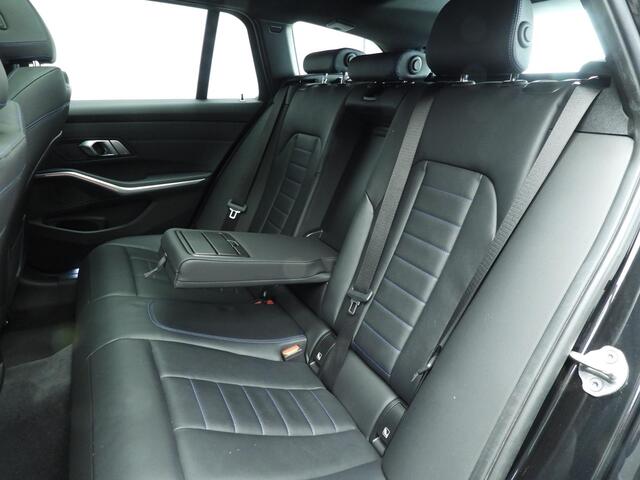 BMW 3-SERIE Touring 330i xDrive | M-Sportpakket | LED | Leder | Navigatie | Active cruise | Panoramadak | Trekhaak | DAB | Hifi speakers | Alu 18 inch