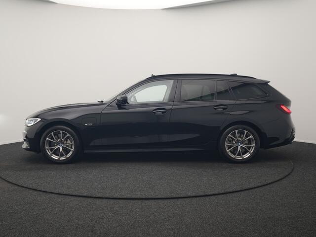 BMW 3-SERIE Touring 330e Sportline PHEV 293pk Dealer O.H. | Panodak | Adaptive Cruise | Head Up | Laser LED | 360 Camera | Lederen Sportstoelen Memory & Verwarmd | Stuur Verwarmd | Sfeerverlichting | Keyless | Blis | Apple Carplay | Hifi Audio | Plug In Hybrid |