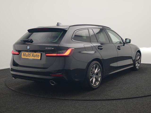 BMW 3-SERIE Touring 330e Sportline PHEV 293pk Dealer O.H. | Panodak | Adaptive Cruise | Head Up | Laser LED | 360 Camera | Lederen Sportstoelen Memory & Verwarmd | Stuur Verwarmd | Sfeerverlichting | Keyless | Blis | Apple Carplay | Hifi Audio | Plug In Hybrid |