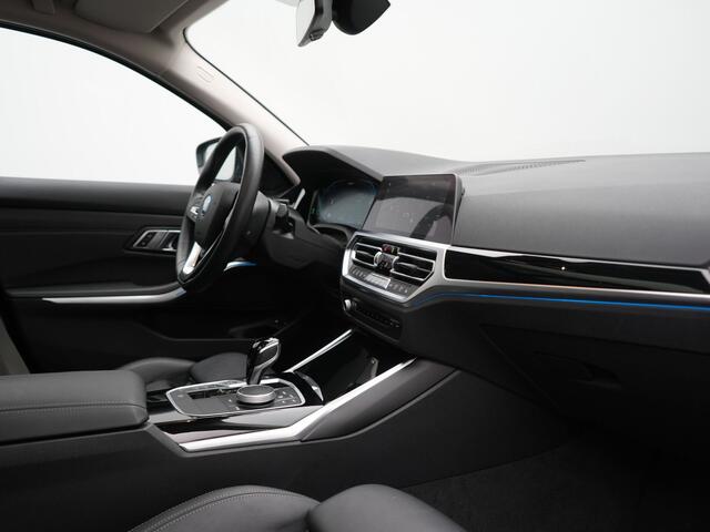 BMW 3-SERIE Touring 330e Sportline PHEV 293pk Dealer O.H. | Panodak | Adaptive Cruise | Head Up | Laser LED | 360 Camera | Lederen Sportstoelen Memory & Verwarmd | Stuur Verwarmd | Sfeerverlichting | Keyless | Blis | Apple Carplay | Hifi Audio | Plug In Hybrid |