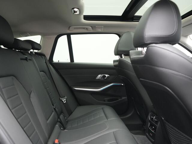 BMW 3-SERIE Touring 330e Sportline PHEV 293pk Dealer O.H. | Panodak | Adaptive Cruise | Head Up | Laser LED | 360 Camera | Lederen Sportstoelen Memory & Verwarmd | Stuur Verwarmd | Sfeerverlichting | Keyless | Blis | Apple Carplay | Hifi Audio | Plug In Hybrid |