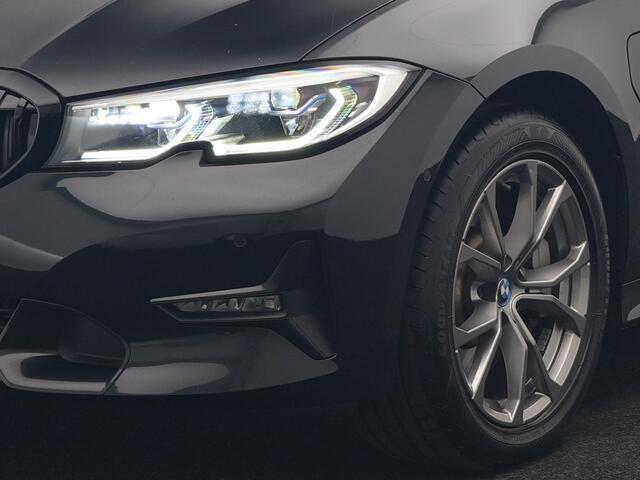 BMW 3-SERIE Touring 330e Sportline PHEV 293pk Dealer O.H. | Panodak | Adaptive Cruise | Head Up | Laser LED | 360 Camera | Lederen Sportstoelen Memory & Verwarmd | Stuur Verwarmd | Sfeerverlichting | Keyless | Blis | Apple Carplay | Hifi Audio | Plug In Hybrid |