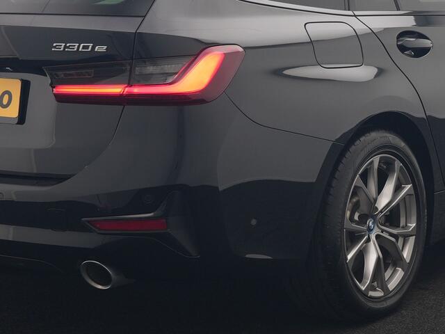 BMW 3-SERIE Touring 330e Sportline PHEV 293pk Dealer O.H. | Panodak | Adaptive Cruise | Head Up | Laser LED | 360 Camera | Lederen Sportstoelen Memory & Verwarmd | Stuur Verwarmd | Sfeerverlichting | Keyless | Blis | Apple Carplay | Hifi Audio | Plug In Hybrid |