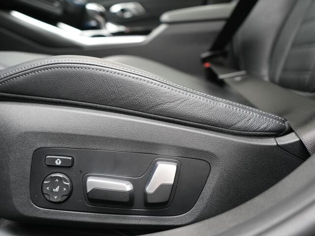 BMW 3-SERIE Touring 330e Sportline PHEV 293pk Dealer O.H. | Panodak | Adaptive Cruise | Head Up | Laser LED | 360 Camera | Lederen Sportstoelen Memory & Verwarmd | Stuur Verwarmd | Sfeerverlichting | Keyless | Blis | Apple Carplay | Hifi Audio | Plug In Hybrid |