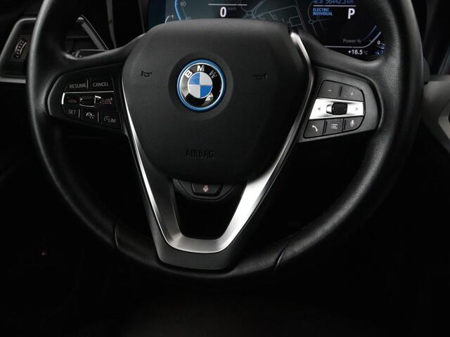 BMW 3-SERIE 330e Business Edition Plus | Sportstoelen | Leder | Adaptive cruise | Stoelverwarming | Carplay | Stuurverwarming | Navigatie | Parkeerhulp | Full LED | Live Cockpit | Individual Aventurinrot metallic | PHEV | Plug In
