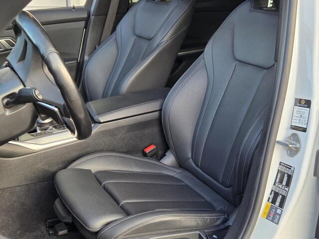 BMW 3-SERIE Touring 320e, M-sport, Trekhaak, Panoramadak, Volleder! LED koplampen!