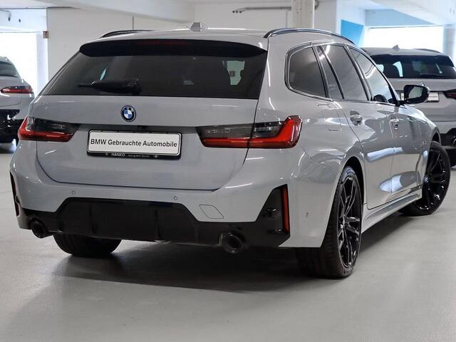 BMW 3-SERIE Touring 330e M-SPORT ** ADAP. LED, PANO, TREKH, ACC, HuD, 19-inch LMV ** 1e EIG - UNFALLFREI, BMW ONDERH. ** * INFORMEER OOK NAAR ONZE AANTREKKELIJKE FINANCIAL-LEASE TARIEVEN **