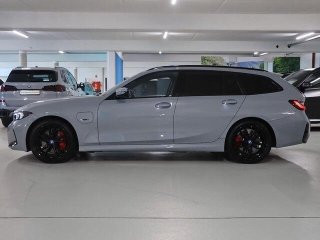 BMW 3-SERIE Touring 330e M-SPORT ** ADAP. LED, PANO, TREKH, ACC, HuD, 19-inch LMV ** 1e EIG - UNFALLFREI, BMW ONDERH. ** * INFORMEER OOK NAAR ONZE AANTREKKELIJKE FINANCIAL-LEASE TARIEVEN **