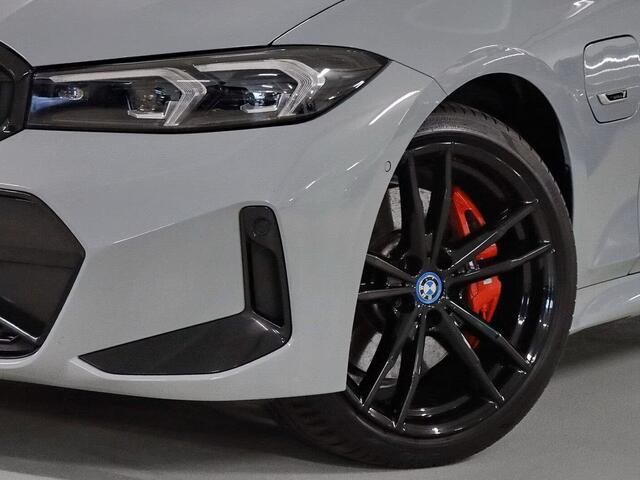 BMW 3-SERIE Touring 330e M-SPORT ** ADAP. LED, PANO, TREKH, ACC, HuD, 19-inch LMV ** 1e EIG - UNFALLFREI, BMW ONDERH. ** * INFORMEER OOK NAAR ONZE AANTREKKELIJKE FINANCIAL-LEASE TARIEVEN **