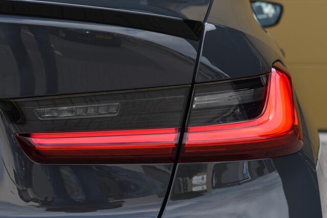BMW 3-SERIE 320i High Executive Edition * M-Pakket * Harman/kardon * Schuifdak * Spoilerset * Achteruitrijcamera *