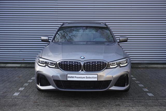 BMW 3-SERIE Touring M340i xDrive High Executive | Parking Pack | Glazen panoramadak | HiFi System | Trekhaak met elektrisch wegklapbare kogel | BMW Head-Up Display | Lentevoordeel