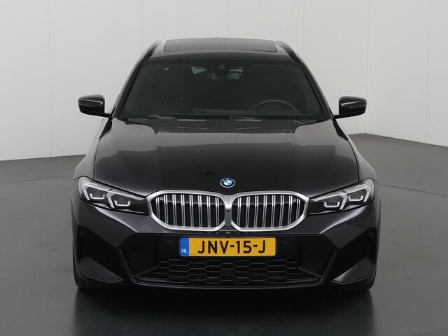 BMW 3-SERIE Touring 320e M-Sport | SOH 97,4% | Facelift | Panoramadak | Elek. Stoelen met Geheugen | HUD | Sportstoelen | 360° Camera | Apple Carplay/Android Auto | Cruise Control | Comfort Pakket | M-Sport Pro | Curved Display |