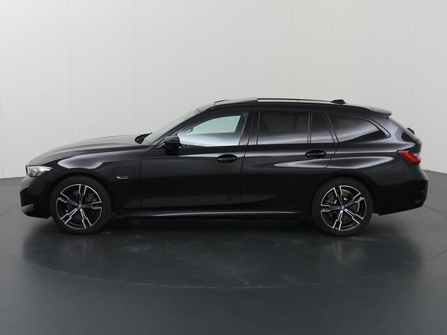 BMW 3-SERIE Touring 320e M-Sport | SOH 97,4% | Facelift | Panoramadak | Elek. Stoelen met Geheugen | HUD | Sportstoelen | 360° Camera | Apple Carplay/Android Auto | Cruise Control | Comfort Pakket | M-Sport Pro | Curved Display |