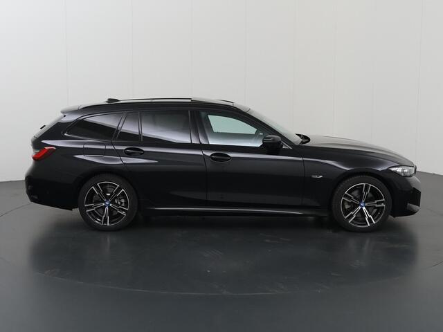 BMW 3-SERIE Touring 320e M-Sport | SOH 97,4% | Facelift | Panoramadak | Elek. Stoelen met Geheugen | HUD | Sportstoelen | 360° Camera | Apple Carplay/Android Auto | Cruise Control | Comfort Pakket | M-Sport Pro | Curved Display |