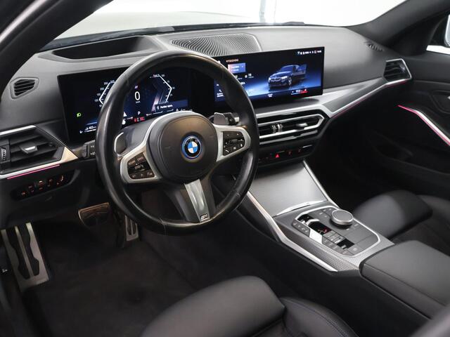 BMW 3-SERIE Touring 320e M-Sport | SOH 97,4% | Facelift | Panoramadak | Elek. Stoelen met Geheugen | HUD | Sportstoelen | 360° Camera | Apple Carplay/Android Auto | Cruise Control | Comfort Pakket | M-Sport Pro | Curved Display |