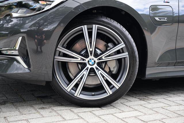 BMW 3-SERIE Touring 330e xDrive High Executive Luxury Line | Pano | Adap Cruise | HUD | Memory | 19 "| Laser | Hifi | Camera | Keyless | Adaptief M onderstel | Stoelverwarming voor & achter | Etc.