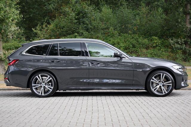 BMW 3-SERIE Touring 330e xDrive High Executive Luxury Line | Pano | Adap Cruise | HUD | Memory | 19 "| Laser | Hifi | Camera | Keyless | Adaptief M onderstel | Stoelverwarming voor & achter | Etc.