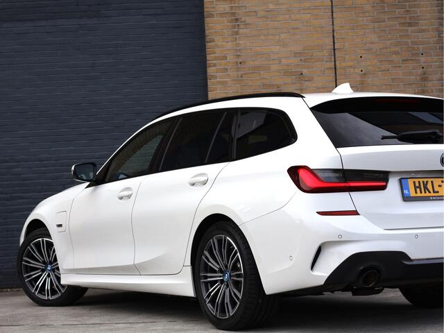 BMW 3-SERIE Touring 320e M Sport PHEV | Live Cockpit Pro | Comfort Access | Shadow Line