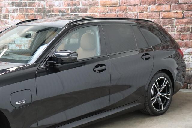 BMW 3-SERIE Touring 330e High Executive M Sport Pakket Automaat / SoH 98% / Facelift / Widescreen / Panoramadak / Hifi / Adaptieve LED-koplamp / Driving Assistant / Live Cockpit Professional / DAB / 18 Inch / Leder / Extra Getint Glas / Stoelverwarming / Achteruitrij
