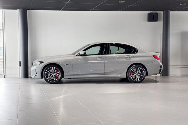 BMW 3-SERIE Sedan 330e | M Sport Pro | Stoelverwarming | Hifi | Sportstoelen | Carplay |