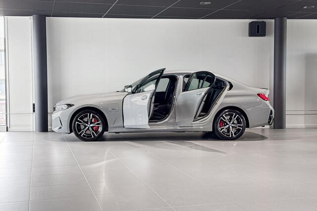 BMW 3-SERIE Sedan 330e | M Sport Pro | Stoelverwarming | Hifi | Sportstoelen | Carplay |