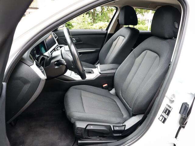 BMW 3-SERIE Touring 320i Business Edition 1e-Eig. & Dealer-Onderh. BOVAG-Garantie. NL-Auto.