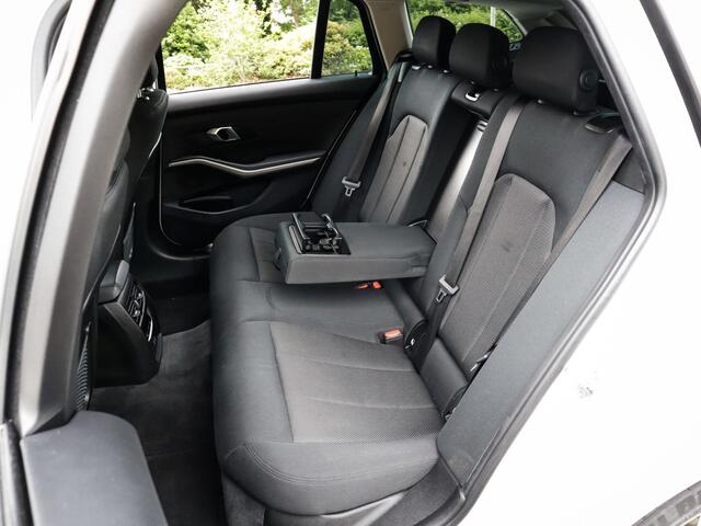 BMW 3-SERIE Touring 320i Business Edition 1e-Eig. & Dealer-Onderh. BOVAG-Garantie. NL-Auto.