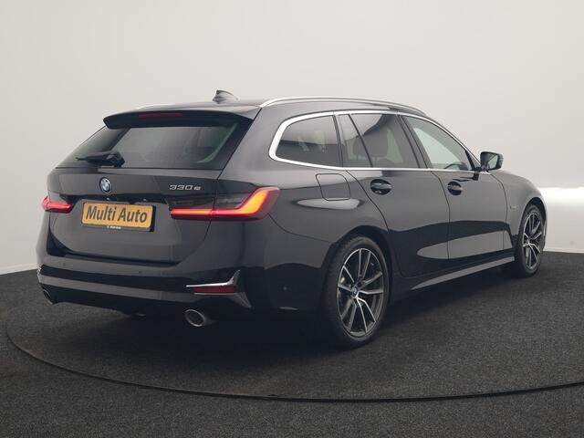 BMW 3-SERIE Touring 330e Luxury Line PHEV 293pk Dealer O.H. | Trekhaak Af Fabriek | Panodak | 360 Camera | Lederen Sportstoelen Memory & Verwarmd | Keyless | Blis | Sfeerverlichting | Apple Carplay | Navigatie | DAB | Plug In Hybrid |