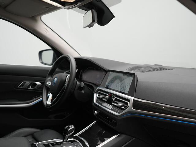 BMW 3-SERIE Touring 330e Luxury Line PHEV 293pk Dealer O.H. | Trekhaak Af Fabriek | Panodak | 360 Camera | Lederen Sportstoelen Memory & Verwarmd | Keyless | Blis | Sfeerverlichting | Apple Carplay | Navigatie | DAB | Plug In Hybrid |