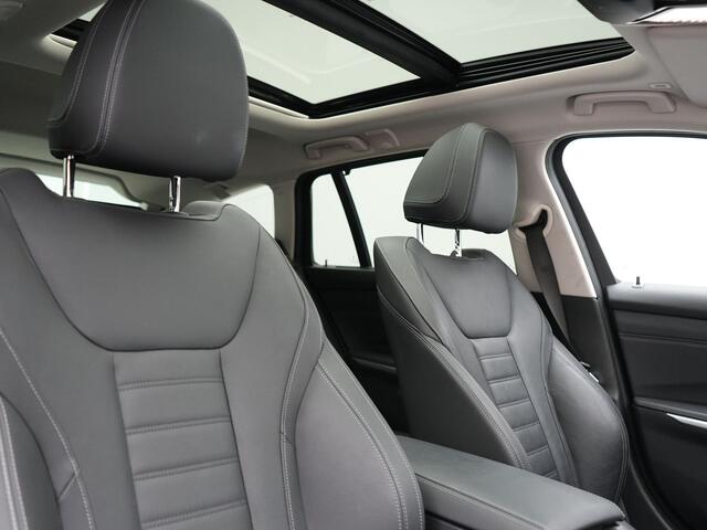 BMW 3-SERIE Touring 330e Luxury Line PHEV 293pk Dealer O.H. | Trekhaak Af Fabriek | Panodak | 360 Camera | Lederen Sportstoelen Memory & Verwarmd | Keyless | Blis | Sfeerverlichting | Apple Carplay | Navigatie | DAB | Plug In Hybrid |